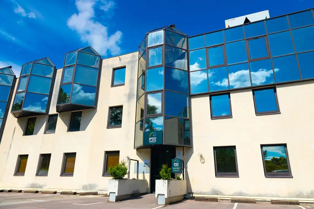 Façade du campus d'Annecy de l'école IPSO Campus.